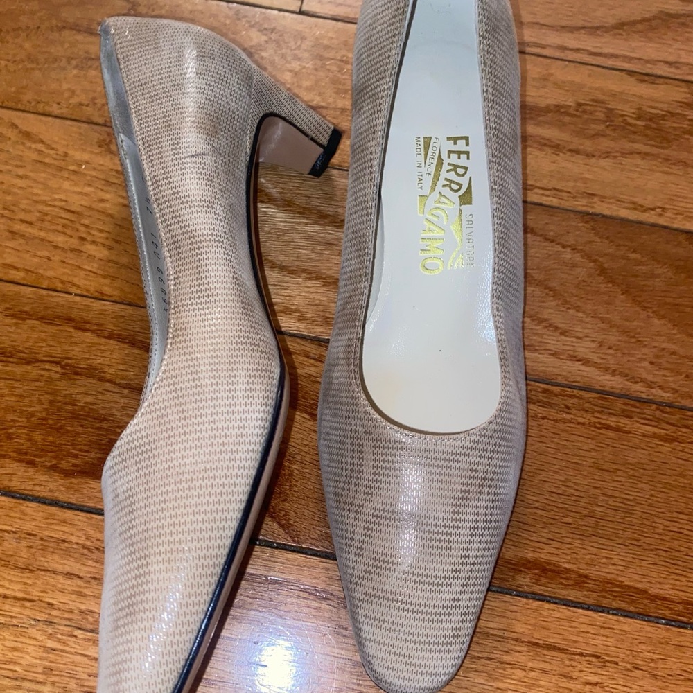 Salvatore Ferragamo Women's Textured Tan Leather Heels Pump Sz 7.5B PRELOVED ❤️